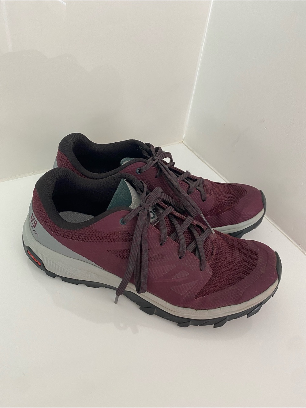 Salomon Outline Women's Burgundy Trail Gortex Sneakers Size 8.5